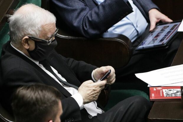 Jarosław Kaczyński z telefonem/komorkomania.pl/