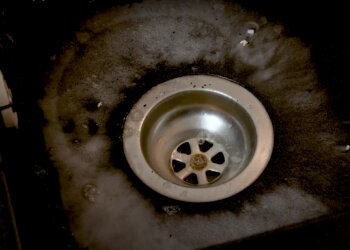 Czyszczenie odpływu w zlewie/YouTube @General Fresh