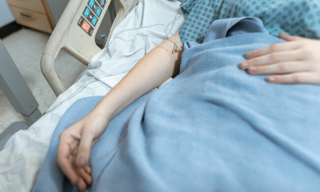 "Zostawiam ci dom. Tylko proszę, nie porzuć chorej siostry" – wyszeptała matka przed odejściem. Obiecałem, chociaż chciałem od tego wszystkiego uciec