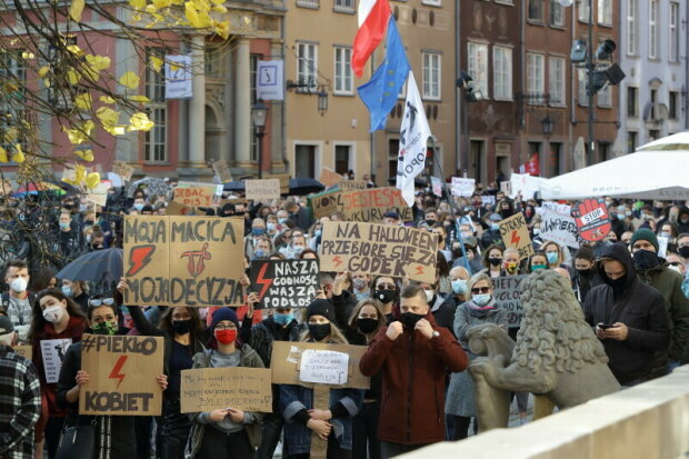 Strajk Kobiet w Gdańsku trwa. Do protestujących dołączają rowerzyści