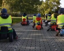 Przedszkolaki w akcji! Uczą kierowców jak prawidłowo wykonać "korytarz życia" [WIDEO]