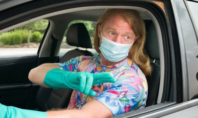 Maseczka w samochodzie/screen @AwakenWithJP