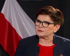 Beata Szydło z bukietem na Nowogrodzkiej. Jej metamorfoza nie umknęła uwadze