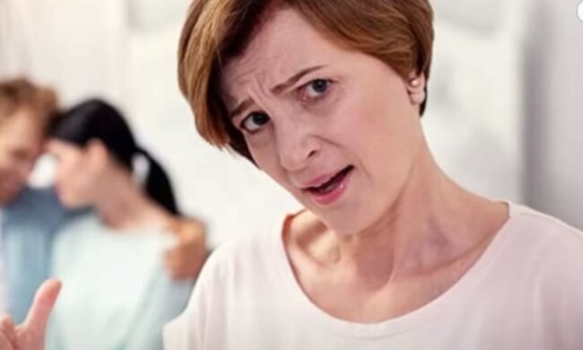 Kobieta/YouTube @Ploteczki