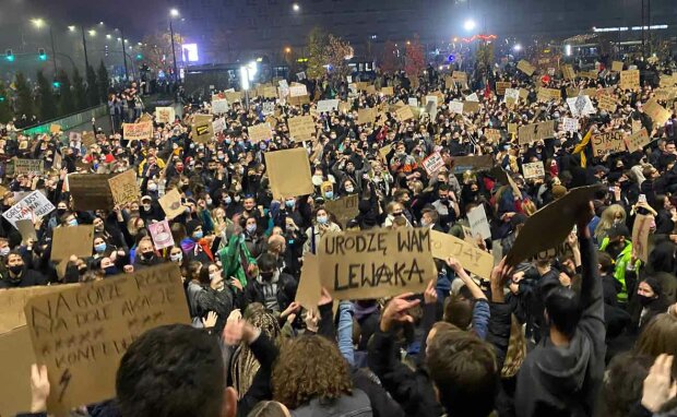 Ogromne protesty mają miejsce w wielu miastach w Polsce