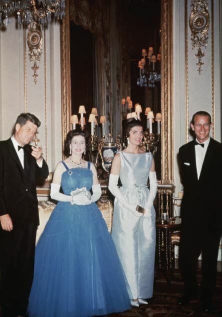 Królowa Elżbieta z prezydentem Kennedy. Źródło: plejada.pl