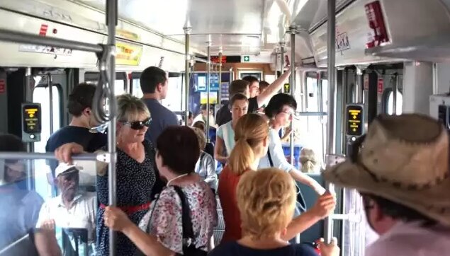 Kobieta nie chciała ustąpić miejsca w autobusie seniorce, ale miała swój powód. Kto miał rację