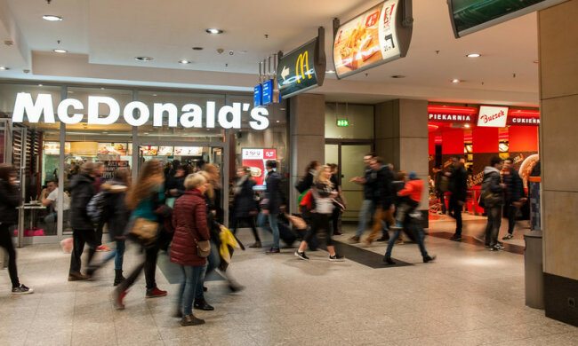 McDonald’s odmówiło sprzedaży posiłku klientowi. Teraz gęsto się tłumaczą!