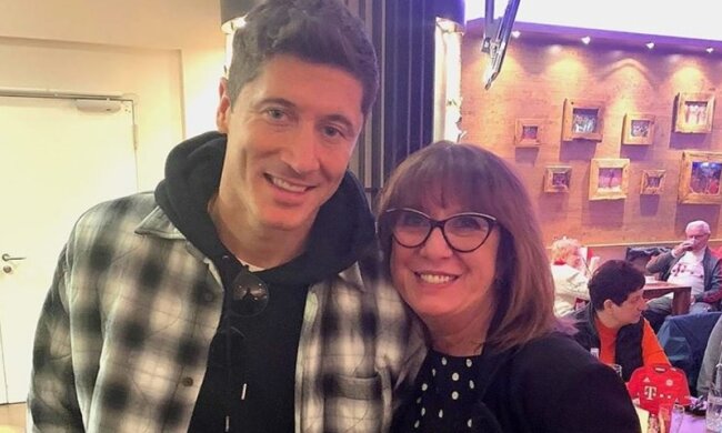 Robert Lewandowski z mamą/ https://sport.radiozet.pl/