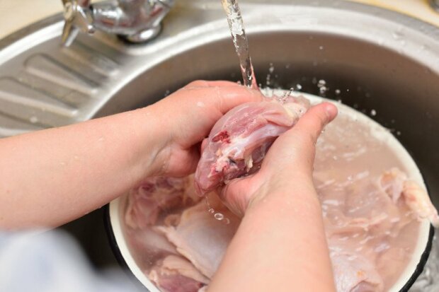 Pod żadnym pozorem nie należy myć drobiu przed gotowaniem. FSA ostrzega, że to niebezpieczne dla zdrowia