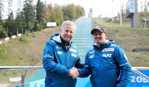 Adam Małysz i Apoloniusz Tajner. Źródło: skoki24.pl