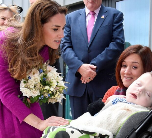 Księżna Kate przyjechała na uroczystość pociągiem. Miała na sobie kostium z 2017 roku
