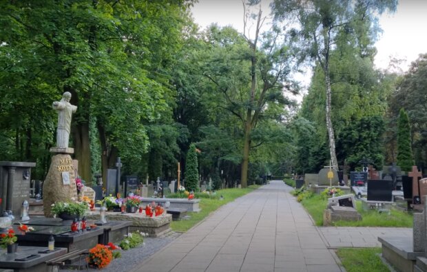 Cmentarz powązkowski/YouTube @cZaKu VaVa