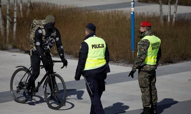 Noszenie maseczek jest obowiązkowe. Źródło: wyborcza.pl