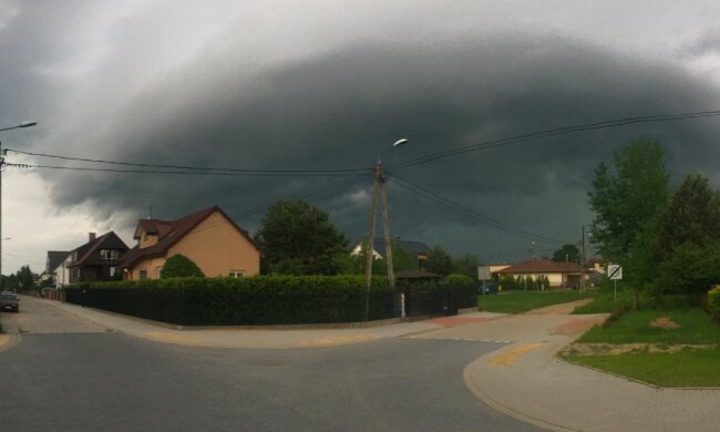 Synoptycy wprowadzają dla Polski pierwszy stopień zagrożenia. Nadchodzą niebezpieczne burze
