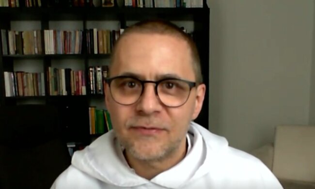 Ojciec Gużyński / screen: Wirtualna Polska "Newsroom"