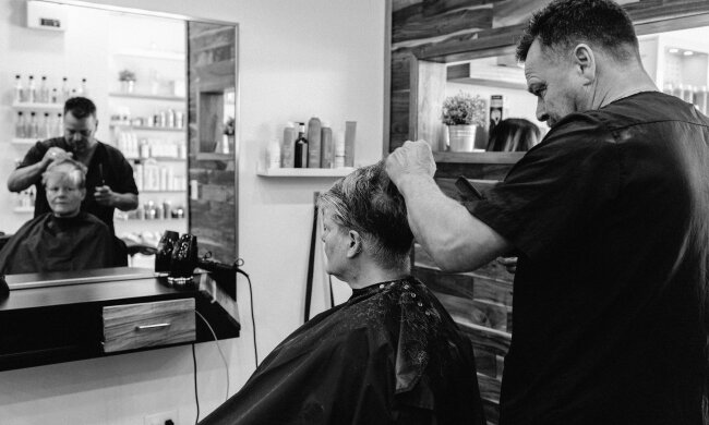 Te kolory włosów po 50. roku życia odmładzają najbardziej. Efekt jest widoczny od razu