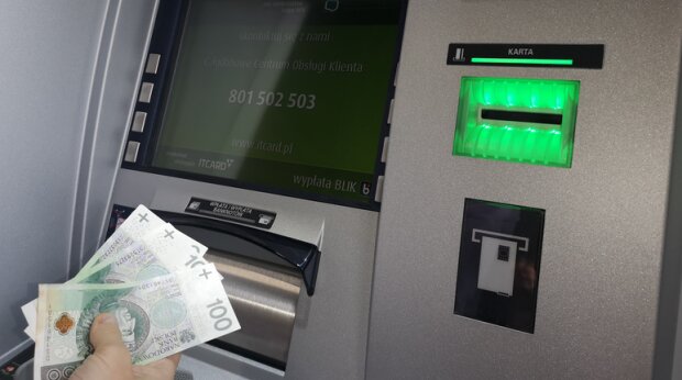 Wypłacasz pieniądze z bankomatu? W kilka sekund możesz je stracić. Złodzieje liczą na to, że nie zauważysz tego drobnego szczegółu