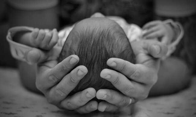 Z życia wzięte. "Moja teściowa twierdzi, że urodziłam dziecko z innym mężczyzną": Mówi, że córka nie jest do nikogo podobna