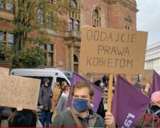 Gdańsk: protesty w sprawie orzeczenia TK przybierają na sile. W poniedziałek na ulice miasta wyszło kilka tysięcy ludzi