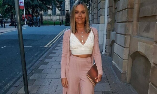 Dziewczyna rozpoczęła naprawę w pokoju i zrobiła to za pomocą zwykłych listew