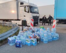 Na wjazdach do Polski wielokilometrowe kolejki ze względu na koronawirusa. Mieszkańcy przynoszą kierowcom wodę i prowiant