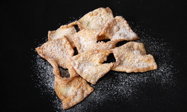 Faworki bez bicia ciasta wałkiem. Ten jeden składnik zmienia wszystko