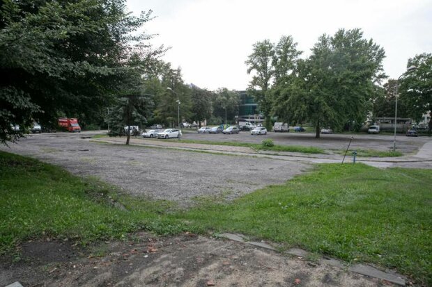 Kraków: ponad pół tysiąca bezpłatnych miejsc parkingowych w centrum miasta. Darmowy parking nie podoba się jednak radnym