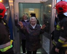 Seniorzy uwięzieni w windzie. Ludzie pisali na zaparowanych szybach, że błagają o ratunek
