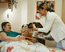 Z życia wzięte. "Zatrudniłem opiekunkę dla mojej mamy": Dbała o nią, gotowała obiady i po cichu okradała ją z pieniędzy