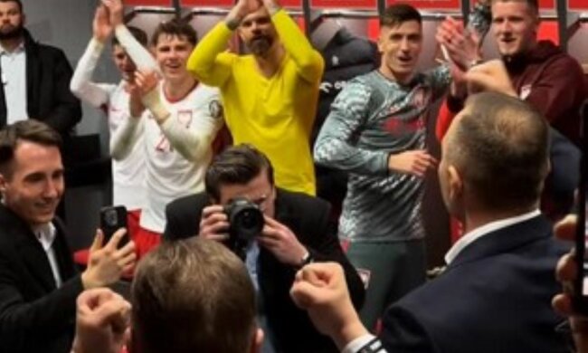 Prezydent Karol Nawrocki w szatni reprezentacji/Instagram @Łączy nas piłka