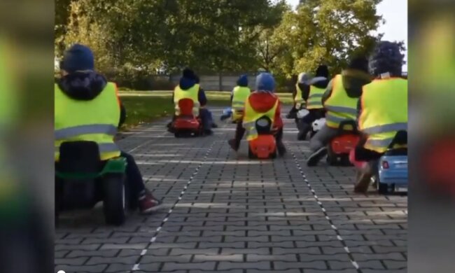 Przedszkolaki w akcji! Uczą kierowców jak prawidłowo wykonać "korytarz życia" [WIDEO]