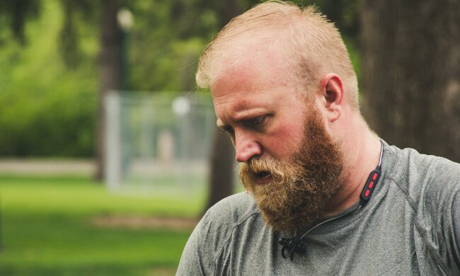 Z życia wzięte. "Nigdy nie byłem na randce, choć mam czterdziestkę na karku": Mama mówi, że świat mnie skrzywdzi, więc zostałem przy niej