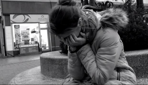 Płacząca kobieta/YouTube @S.O.Łez