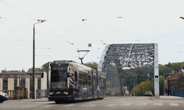 Kraków: zdarzenie z udziałem tramwaju. W związku z wykolejeniem pojazdu pasażerowie napotkali sporo utrudnień. Co się tam działo