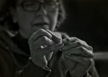 Z życia wzięte. "Zauważyłam zacieki w ich łazience i wszystko wyszorowałam": Myślałam, że pomagam, a synowa wpadła w szał