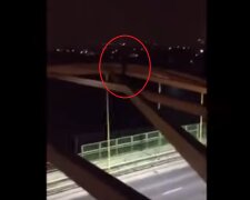 Mężczyźni wspieli się na wiadukt w Słupsku i wrzucili nagranie do sieci.Teraz szuka ich policja [WIDEO]