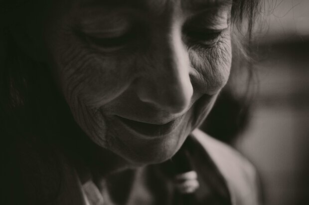 Z życia wzięte. "Odkładałam w sekrecie na spokojną starość": Teraz muszę wybrać. Leczenie męża czy moje bezpieczeństwo na przyszłość