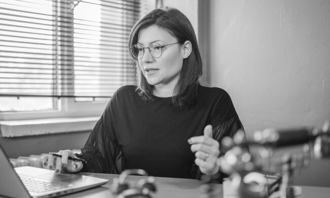 Z życia wzięte. "Mąż kazał mi oszczędzać na wszystkim": Myślałam, że zbiera na wakacje, a on szykował rozwód