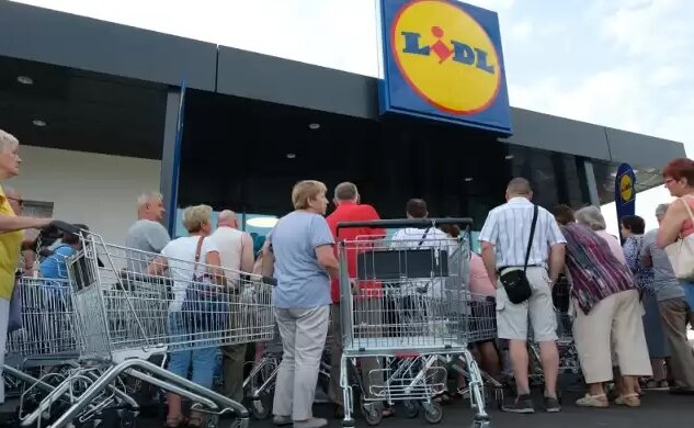 Takich cen dawno nie było. Najlepsze promocje w Lidlu i Biedronce. Warto zrobić zapasy