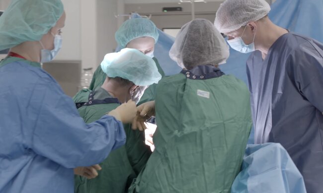 Personel medyczny. Źródło: Youtube Szpital Uniwersytecki