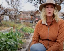 Bezczelna matka, źródło: YouTube/Ali's Organic Garden & Homestead