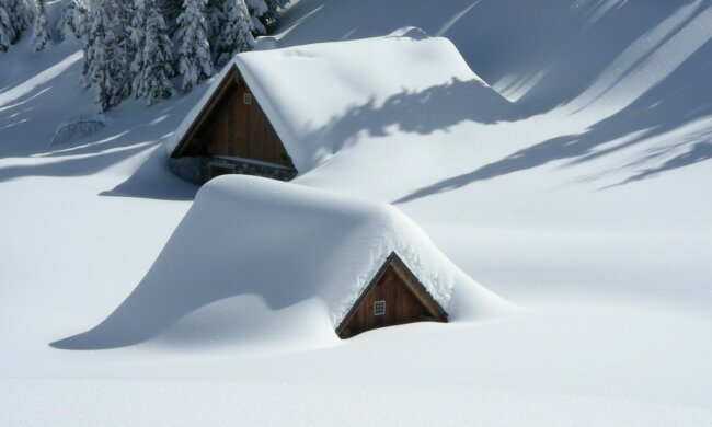 Śnieg z dachu spadł na nią niczym lawina. Niespotykana zima w jednym z miast