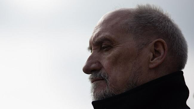 „Podkomisja smoleńska cały czas działa.”Dwa dni po wyborach Macierewicz wychodzi z cienia