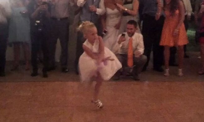 Ta dziewczynka wie, jak tańczyć!/screen Facebook @Stupefied