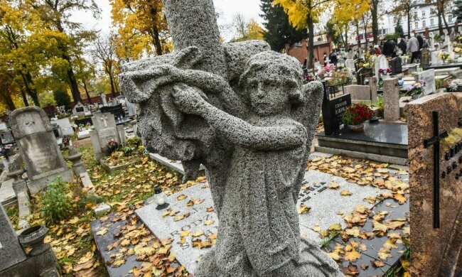 anioł, grób źródło: Youtube