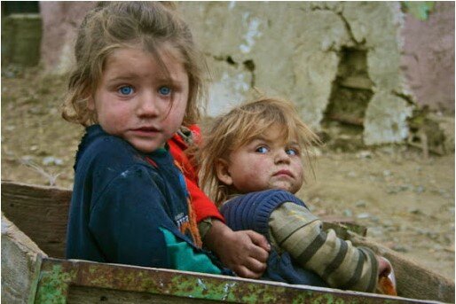 Mężczyzna zaprosił na obiad do restauracji dwoje głodnych dzieci. Kiedy przyniesiono mu rachunek, zamarł ze zdziwienia