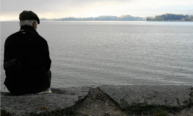 Mężczyzna stracił ukochaną żonę. Jadąc samochodem kilka tygodni później zatrzymał się na poboczu. Powód wyciska łzy z oczu