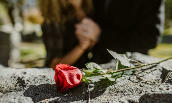 Z życia wzięte. "Byłam pewna, że znam męża jak własną kieszeń": Po jego odejściu odkryłam, że całe życie grał przede mną świętego