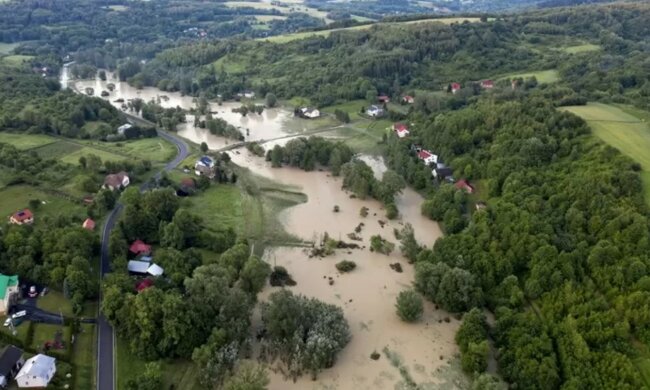 Niebezpieczne warunki atmosferyczne w Polsce. Powódź spowodowała potężne straty. Mieszkańcy jednej z miejscowości musieli uciekać, by przeżyć